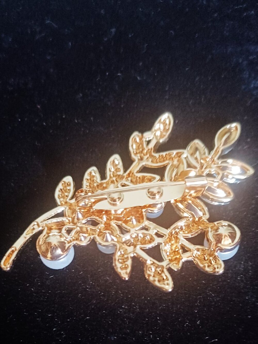 Flashy Pearl, and Clear Rhinestone Brooch - Picture 3 of 5
